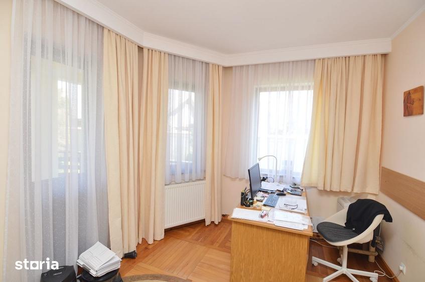 Casă cu 6 camere cu Teren 1081 Mp în Central