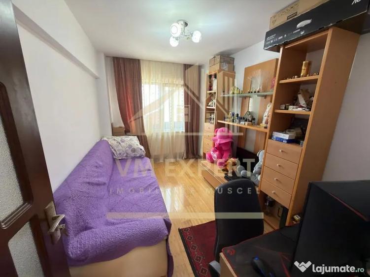 Apartament cu 3 camere decomandat în Sud