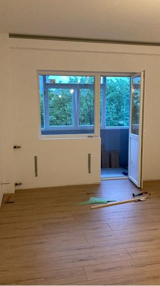Apartament cu 3 camere semidecomandat în Exterior Vest