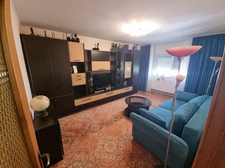 Apartament cu 3 camere decomandat, mobilat în Dacia