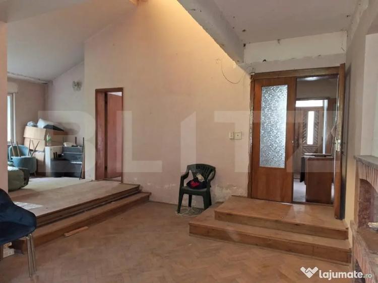 Casă cu 10 camere cu Teren 1056 Mp în Dealul Cetății