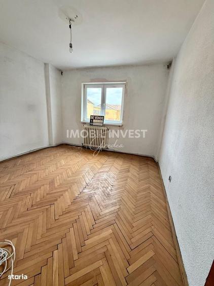 Apartament cu 3 camere decomandat în Cetate
