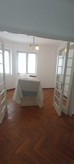 Apartament cu 3 camere semidecomandat în Tineretului