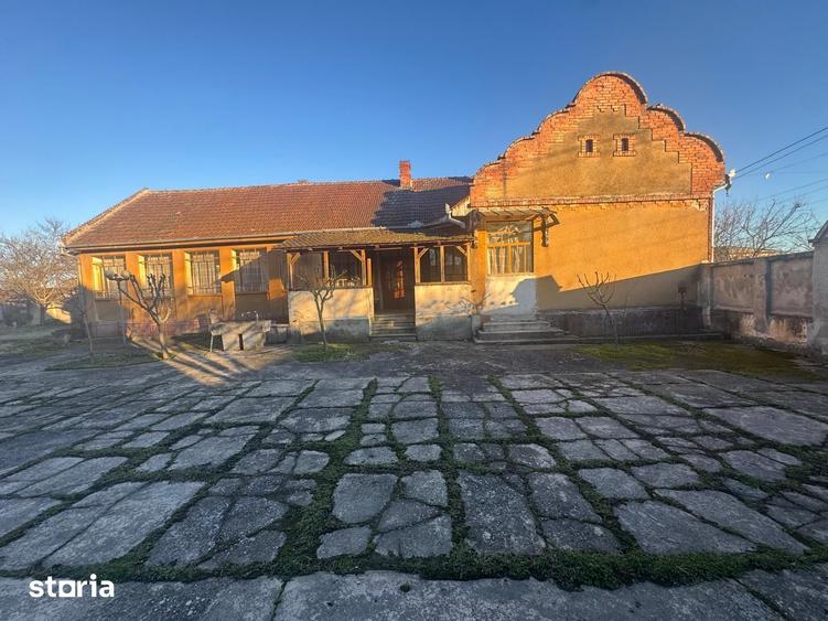 Casă cu Teren 7805 Mp în Belinț
