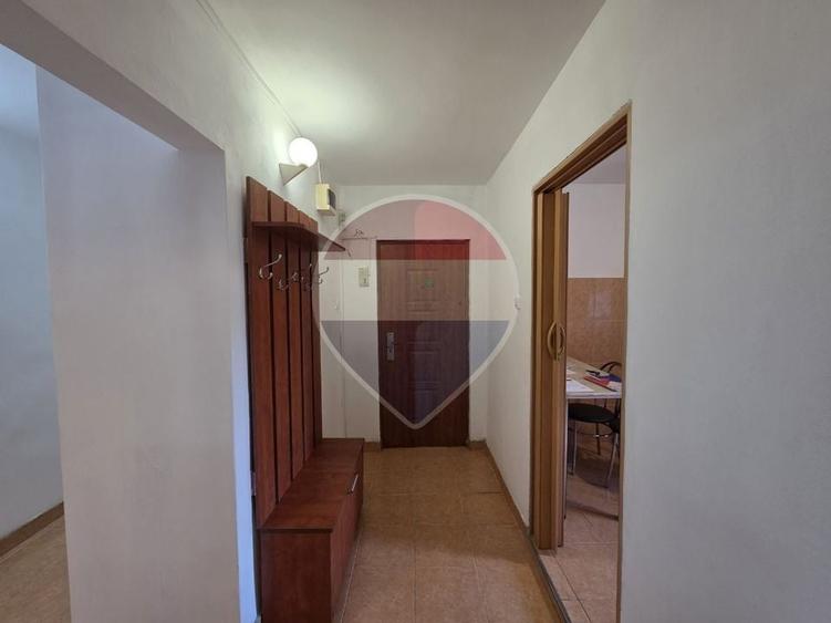 Apartament cu 4 camere decomandat, mobilat în Confecții