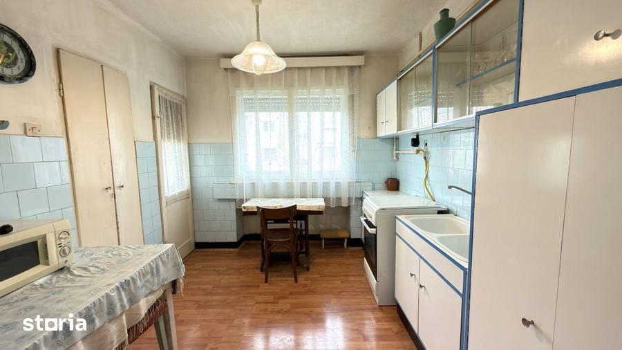 Apartament cu 3 camere semidecomandat în Central