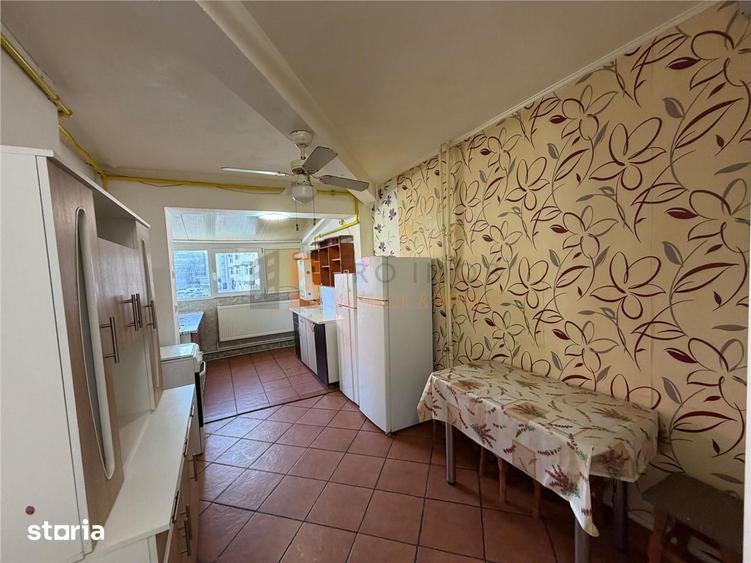 Apartament cu 3 camere decomandat, mobilat în Micro 3
