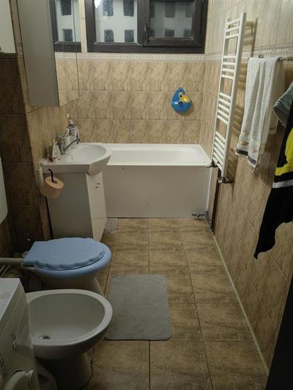 Apartament cu 3 camere decomandat, mobilat în Podul de Piatră