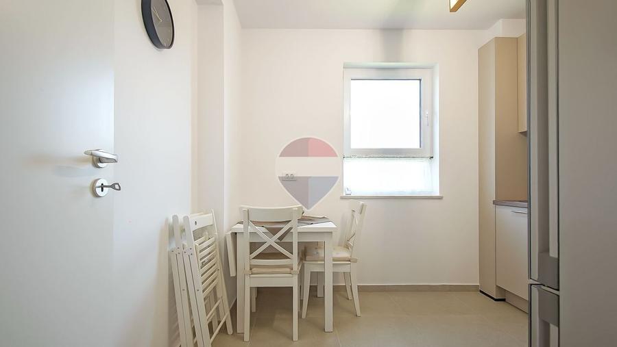 Apartament cu 3 camere semidecomandat, mobilat în Tractorul