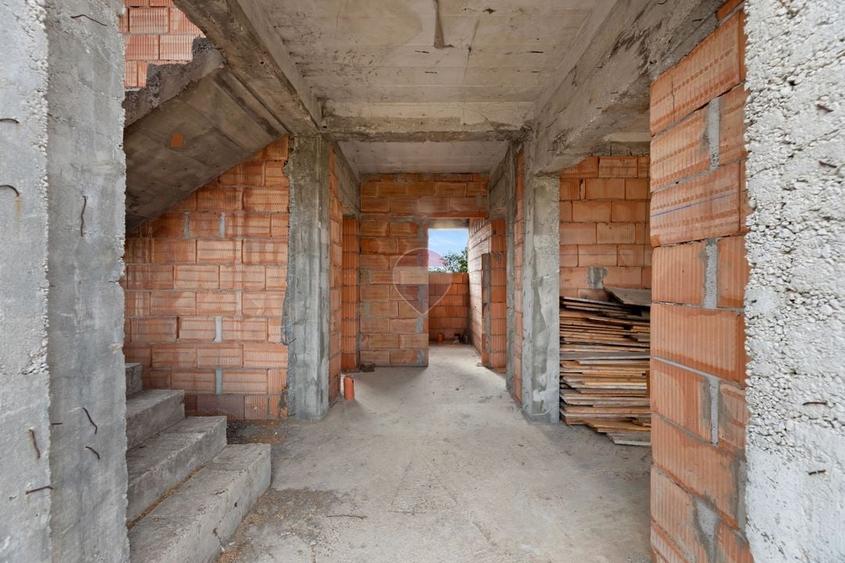 Casă individuală cu 5 camere cu Teren 1468 Mp în Semlac