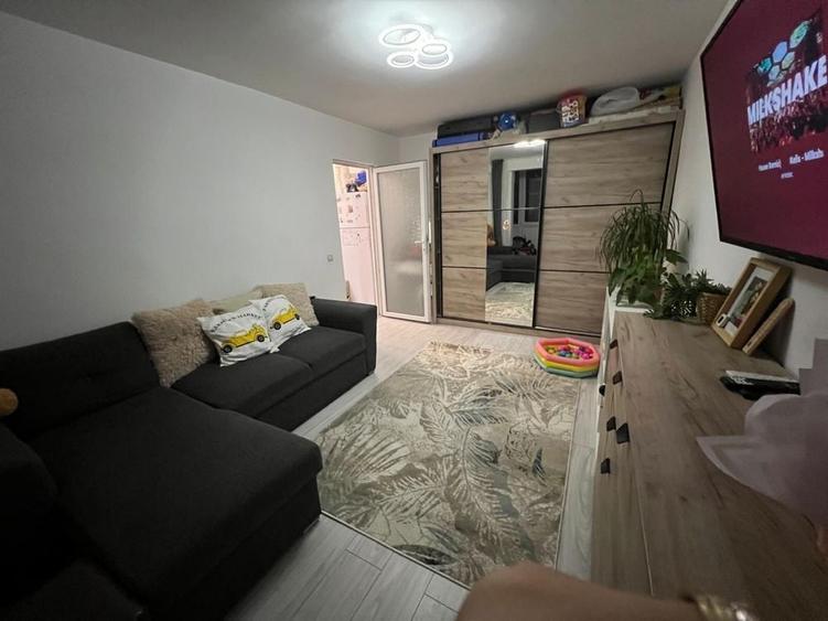 Apartament cu 2 camere decomandat în Titan