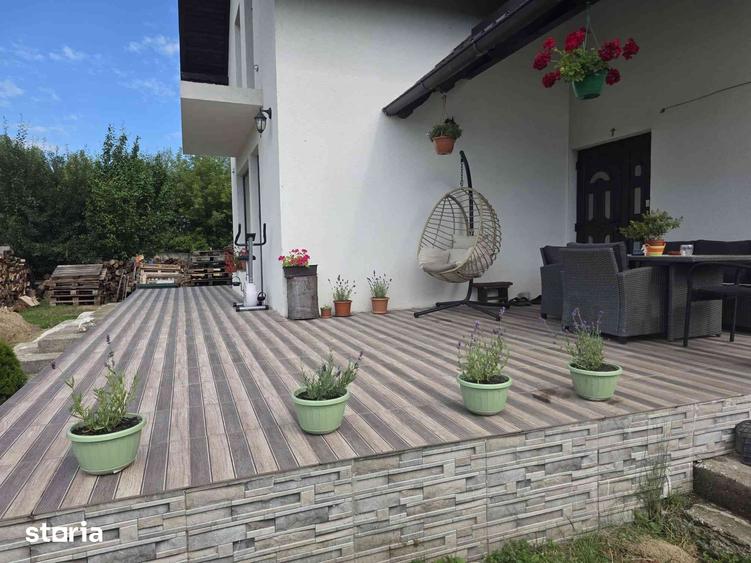 Casă cu 5 camere cu Teren 1000 Mp în Zvoriștea