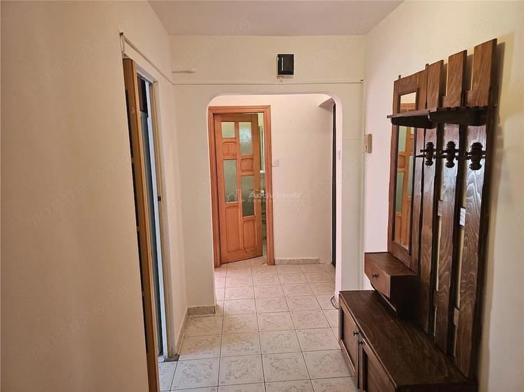 Apartament cu 3 camere semidecomandat în Cuptoare (Reșița)