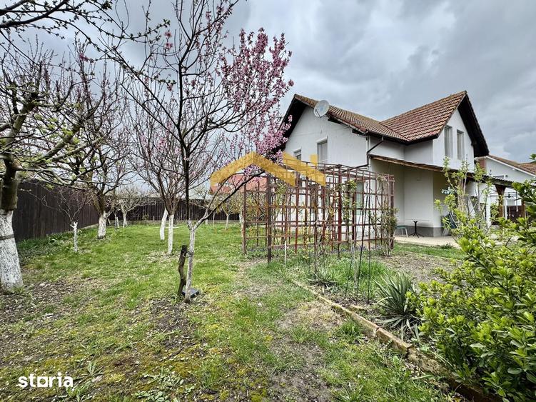 Casă cu 5 camere cu Teren 430 Mp în Sânmihaiu Român