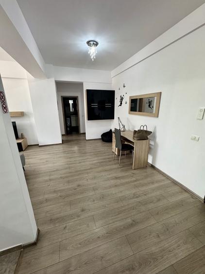 Apartament cu 2 camere semidecomandat, mobilat în Universitate