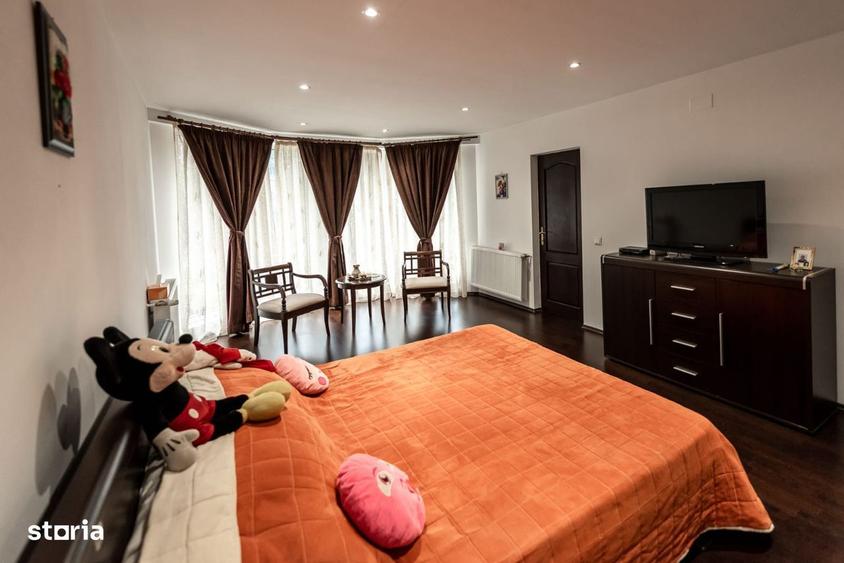 Casă cu 9 camere cu Teren 1400 Mp în Central