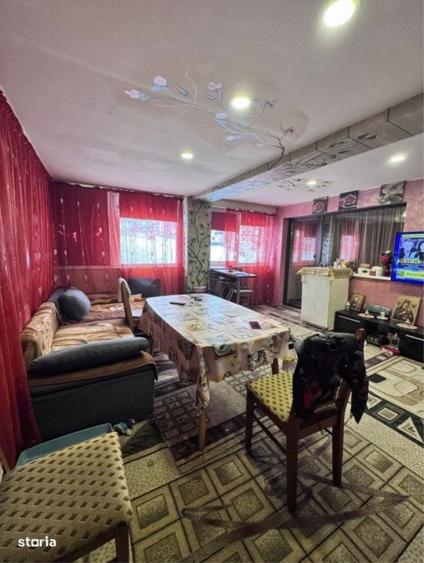 Apartament cu 4 camere semidecomandat în Florești