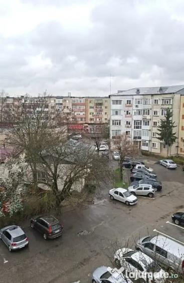 Apartament cu 3 camere decomandat în Eremia