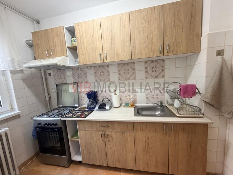 Apartament cu 3 camere semidecomandat în Colentina