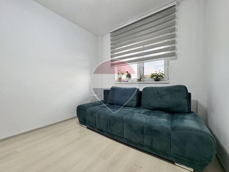 Apartament cu 4 camere semidecomandat, mobilat în Craiter