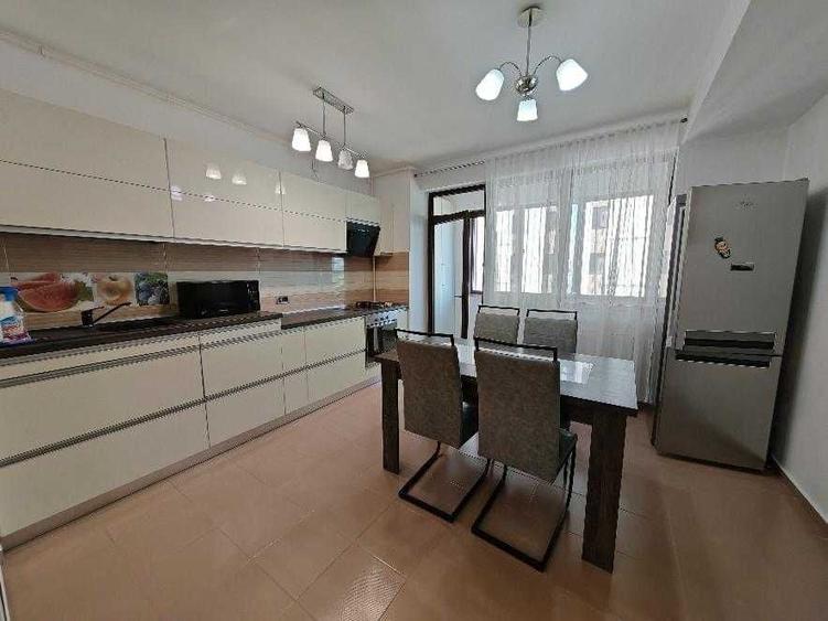 Apartament cu 3 camere semidecomandat în Tractorul