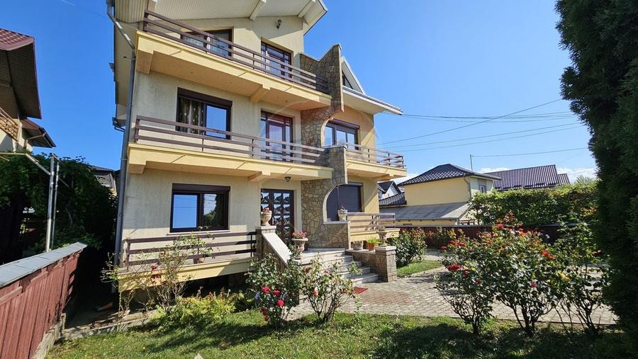 Casă individuală cu 17 camere cu Teren 1080 Mp în Obcini