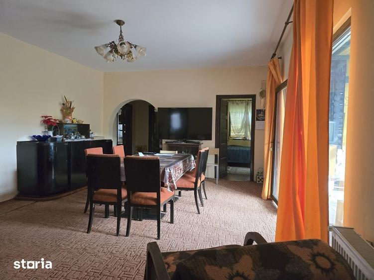 Casă cu 7 camere cu Teren 3800 Mp în Central