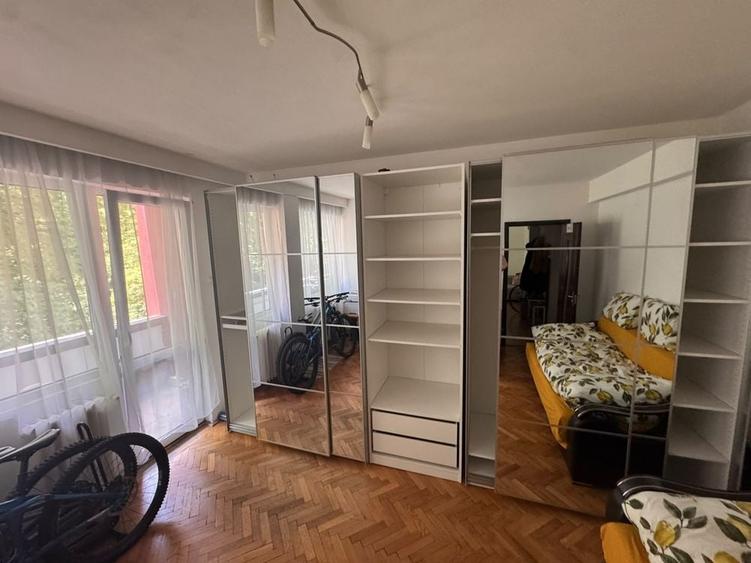 Garsonieră decomandată în Calea București