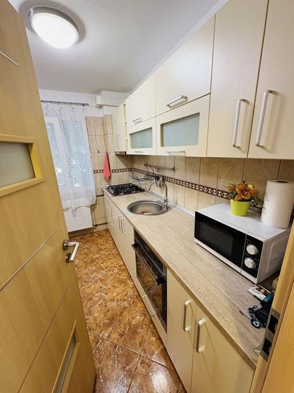 Apartament cu 3 camere semidecomandat în Berceni