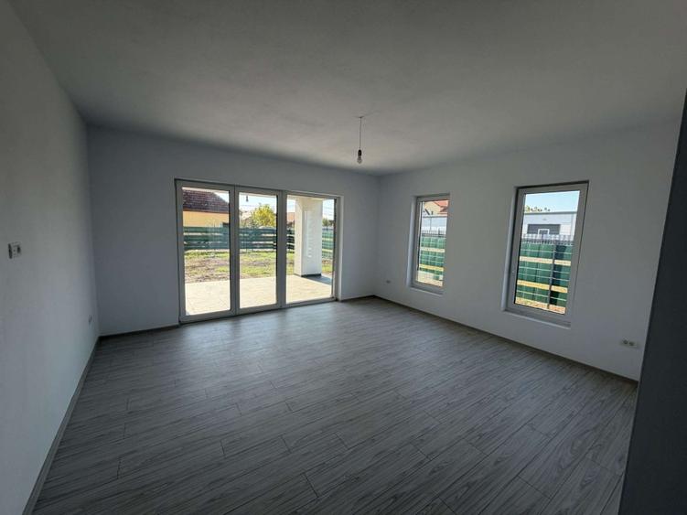 Duplex cu 4 camere cu Teren 300 Mp în Săcălaz