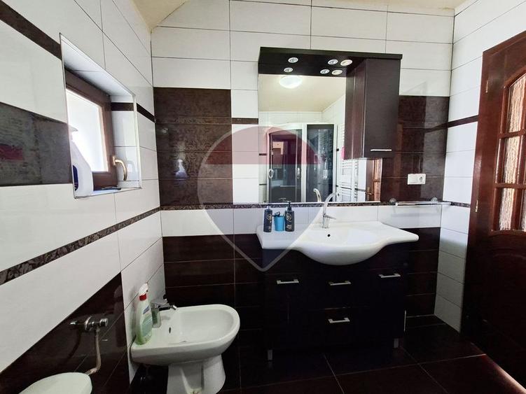 Casă individuală cu 6 camere cu Piscina în Central
