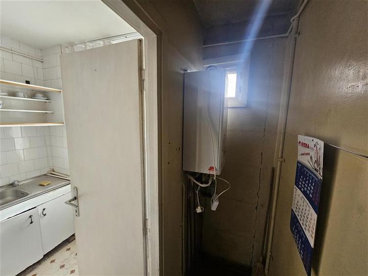 Apartament cu 3 camere semidecomandat în Micro I