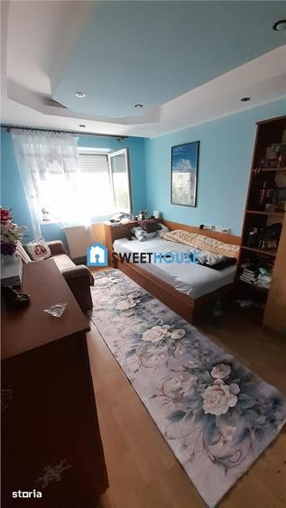 Apartament cu 4 camere decomandat în Central