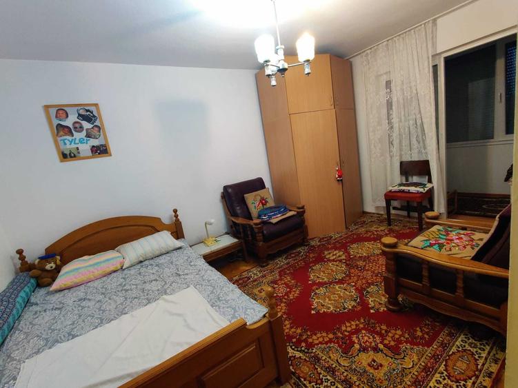 Apartament cu 3 camere semidecomandat în Boul Roșu