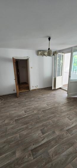 Apartament cu 3 camere semidecomandat în P-ța Gorjului