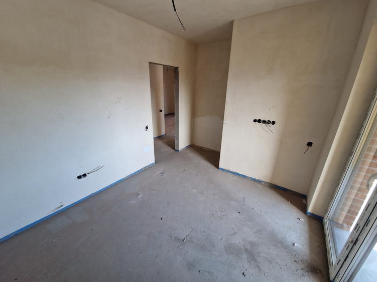 Apartament cu 3 camere semidecomandat în Florești