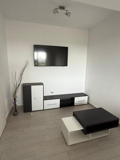 Apartament cu 2 camere semidecomandat, mobilat în Central
