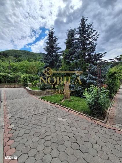 Casă cu 5 camere cu Teren 3645 Mp în Central