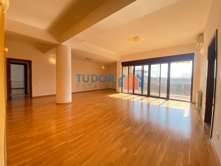 Apartament cu 4 camere semidecomandat în Floreasca