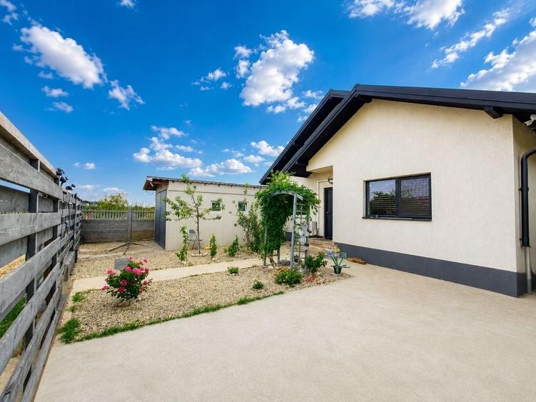 Casă cu 3 camere în Domnești