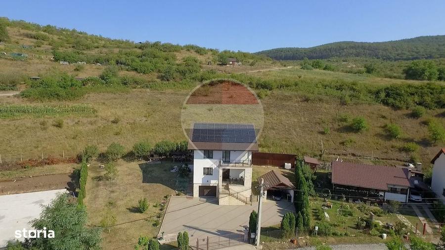 Casă cu 4 camere în Rădaia