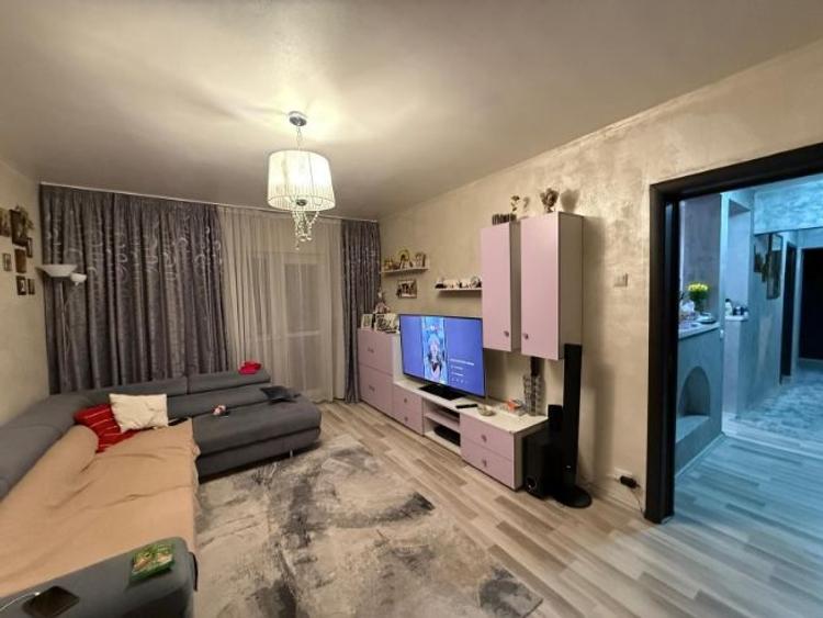Apartament cu 3 camere decomandat în Titan