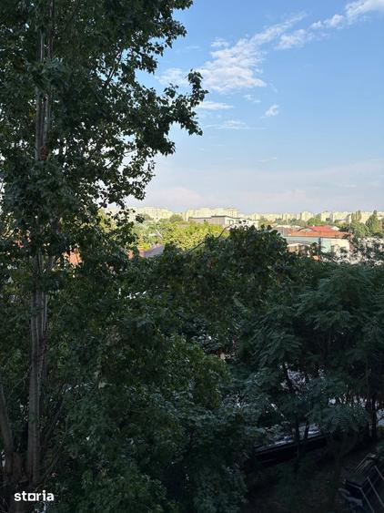 Apartament cu 3 camere semidecomandat în Tei