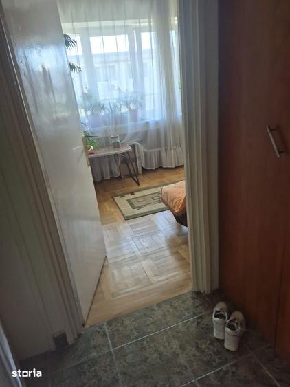 Apartament cu 3 camere semidecomandat în Grivița
