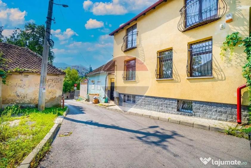 Casă cu 8 camere cu Teren 164 Mp în Brașovul Vechi