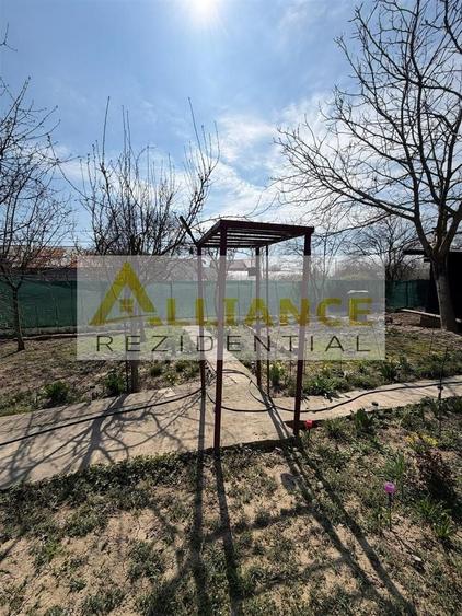 Casă individuală cu 5 camere decomandat cu Canalizare în Cățelu