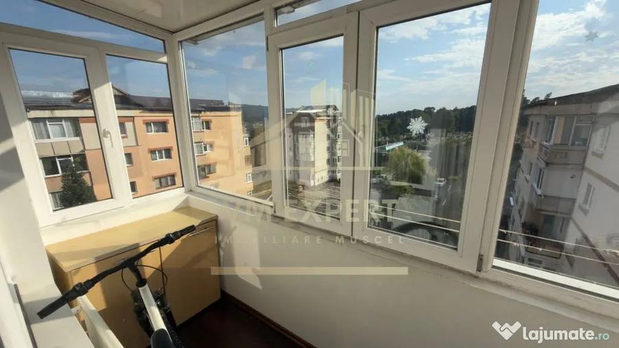 Apartament cu 3 camere decomandat în Sud