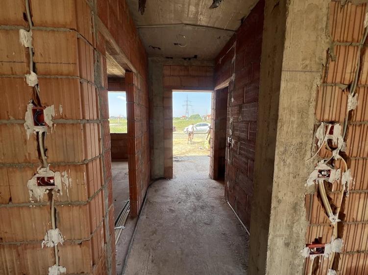 Casă cu 5 camere cu Teren 300 Mp în Ghiroda