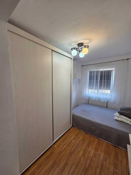 Apartament cu 3 camere semidecomandat în Micro 9