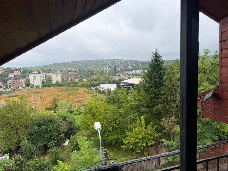 Apartament cu 4 camere semidecomandat, mobilat în Bucium